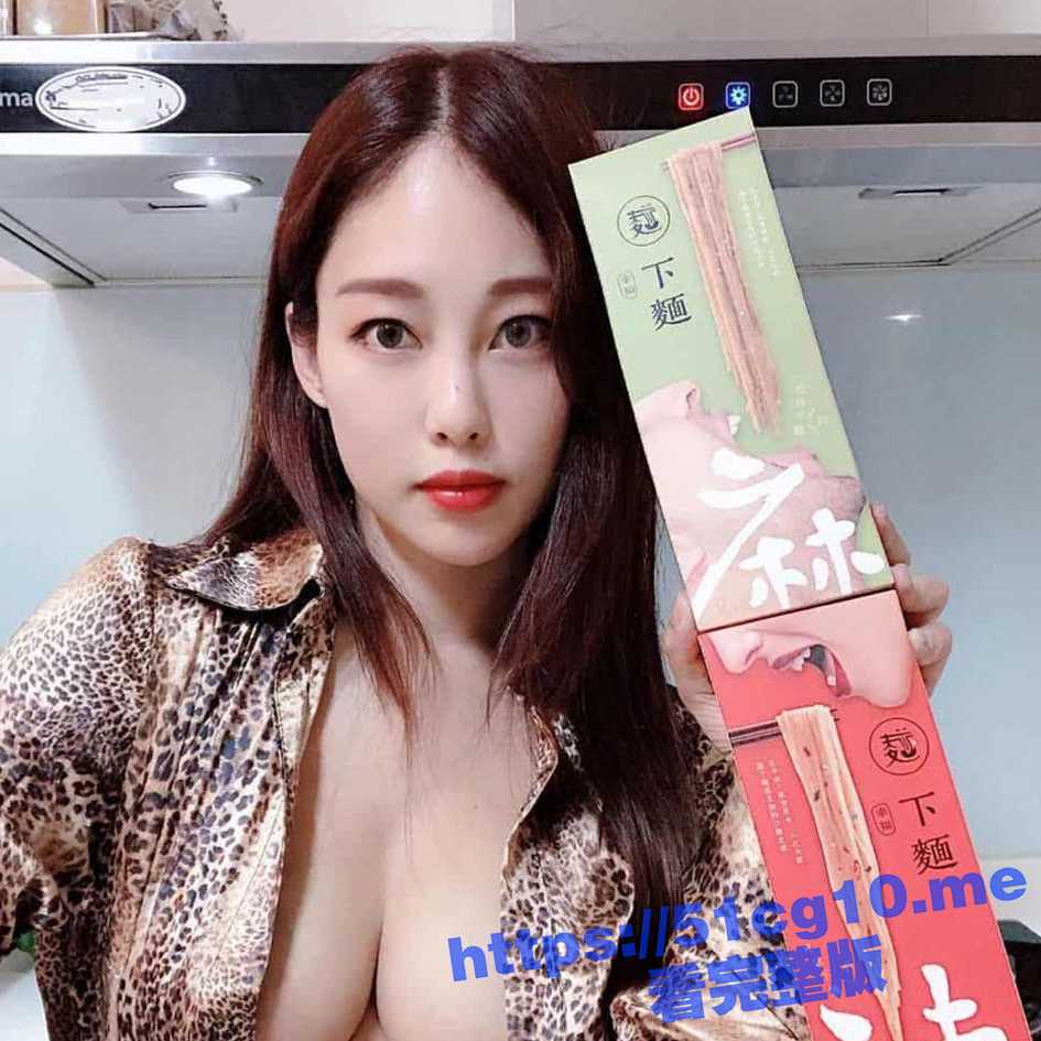 IG10万粉网红 clickleilei 全裸游山视频惹争议 林间漫步展露淫姿 引发全网哗然！