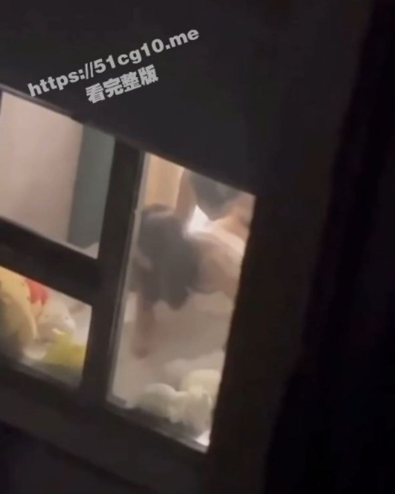 西昌丁家坝 小夫妻七夕家中啪啪忘记关窗帘 被路人偷拍 现场直播激情大戏！
