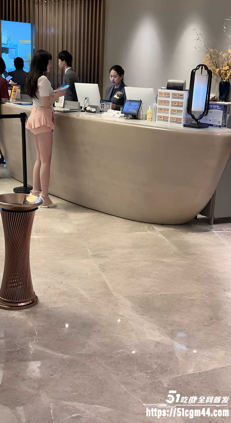厦门女大学生 杨莉莉 酒店黑丝美腿跪地口交 骑乘后入高速切换操到腿软！