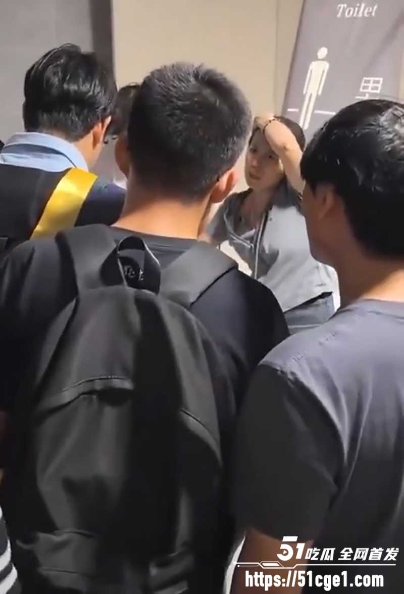河北地质大学厕拍引流血冲突 女生受伤飙血 硬刚反杀偷拍渣男