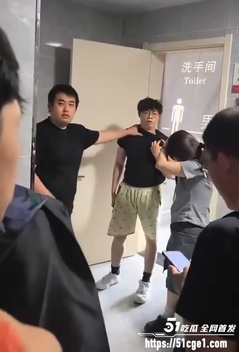 河北地质大学厕拍引流血冲突 女生受伤飙血 硬刚反杀偷拍渣男