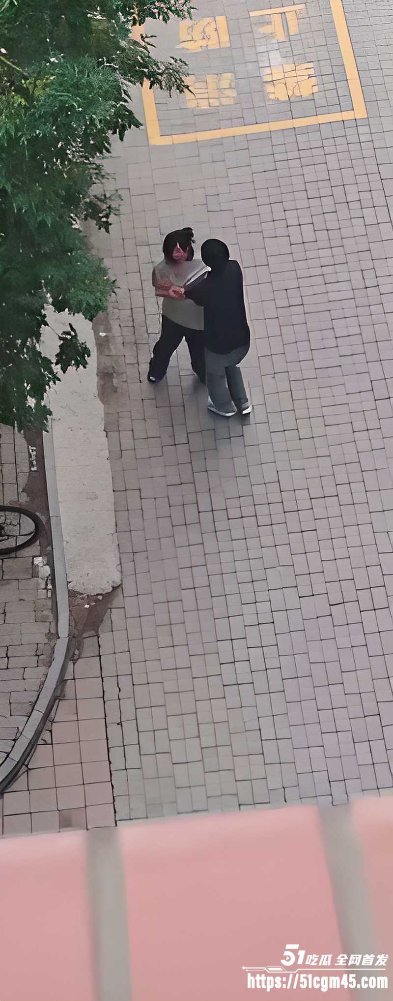 校园宿舍楼下猎奇一幕 情侣吵架惊现脱衣戏码 众人围观场面失控
