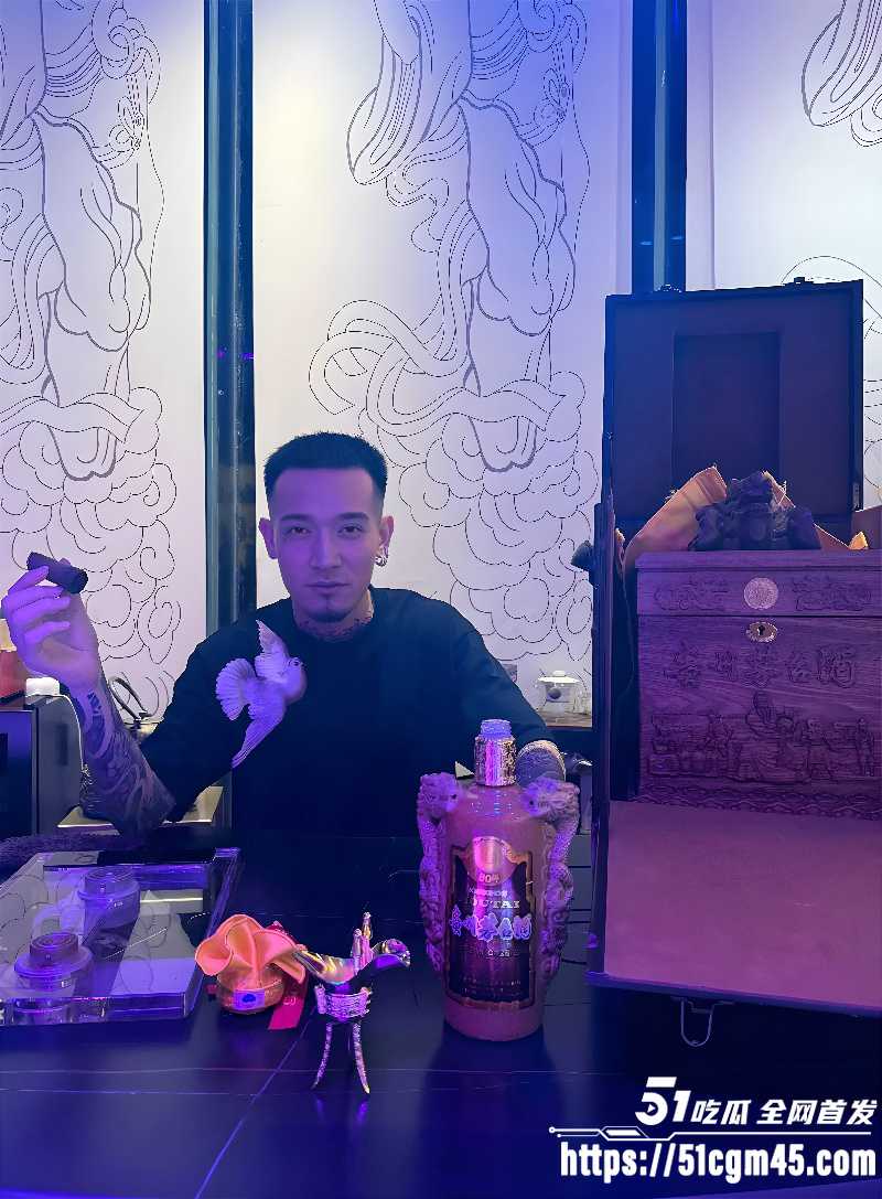 抖音网红 aka刀枪不入 马来西亚装逼遭围殴 监控视频流出 被打成狗 惨状曝光！