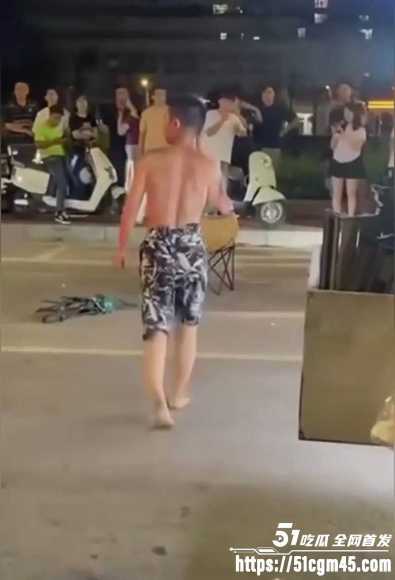 湛江渔港公园 茶摊西施穿的太骚 被醉汉当众调戏 男友出头爆揍上热搜