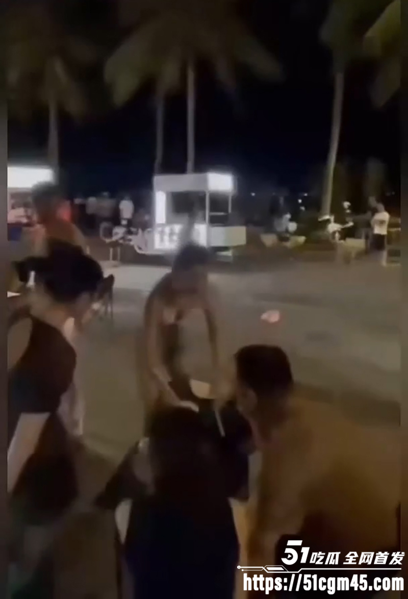 湛江渔港公园 茶摊西施穿的太骚 被醉汉当众调戏 男友出头爆揍上热搜