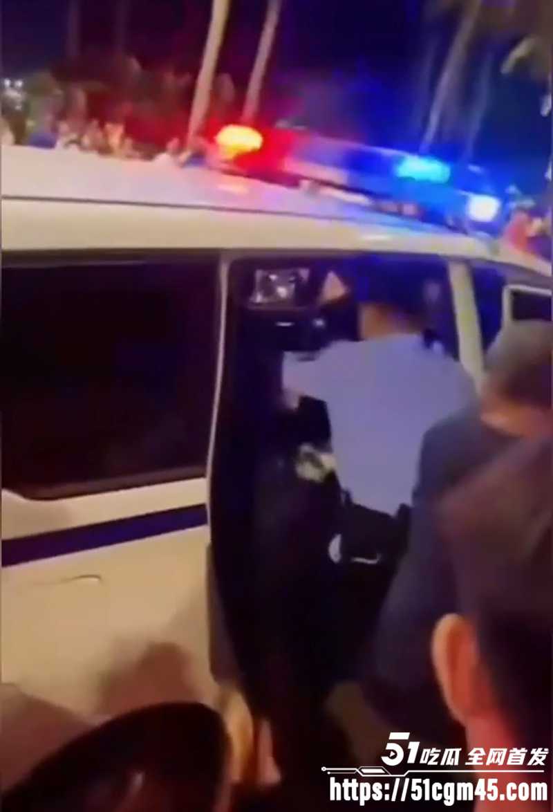 湛江渔港公园 茶摊西施穿的太骚 被醉汉当众调戏 男友出头爆揍上热搜