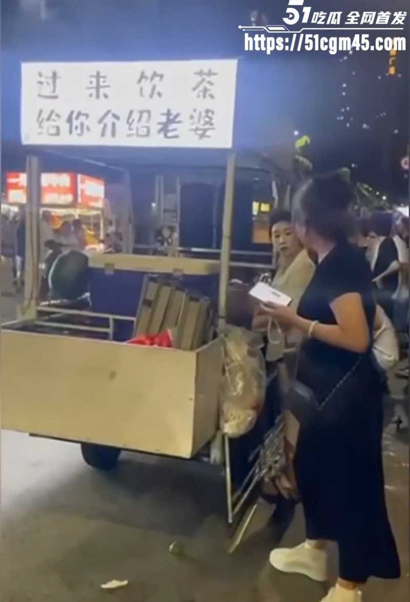 湛江渔港公园 茶摊西施穿的太骚 被醉汉当众调戏 男友出头爆揍上热搜