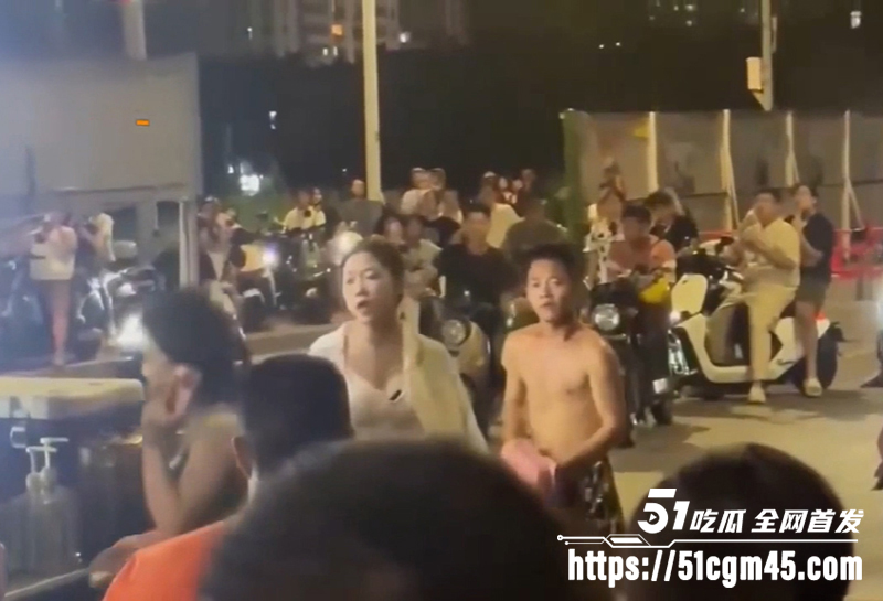 湛江渔港公园 茶摊西施穿的太骚 被醉汉当众调戏 男友出头爆揍上热搜