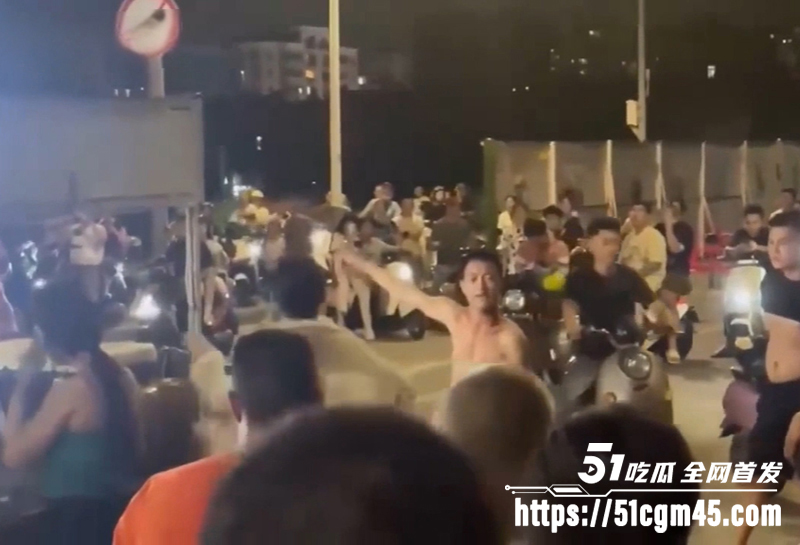 湛江渔港公园 茶摊西施穿的太骚 被醉汉当众调戏 男友出头爆揍上热搜