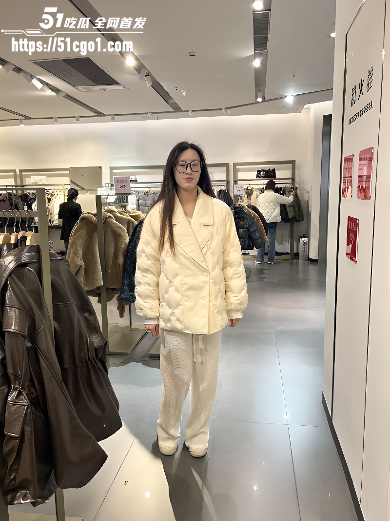 十个眼镜九个骚 江西武功山眼镜妹 赵艺欣 反差骚浪私密视频流出 太会玩了！
