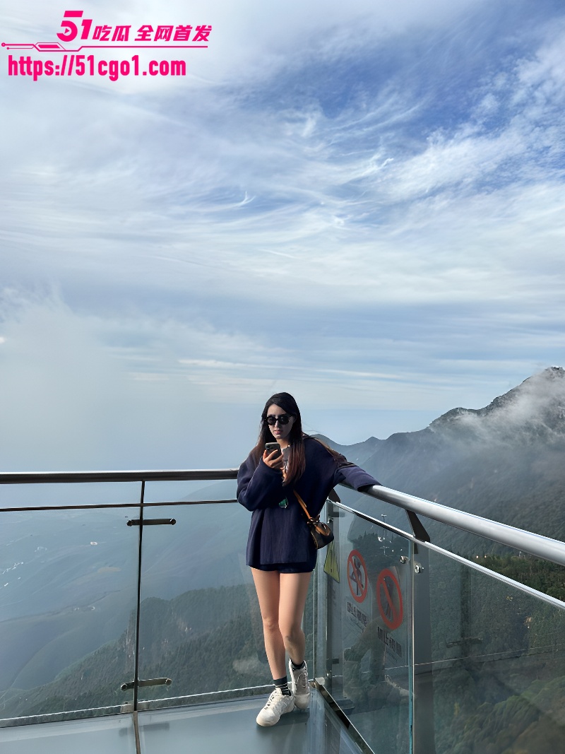 十个眼镜九个骚 江西武功山眼镜妹 赵艺欣 反差骚浪私密视频流出 太会玩了！