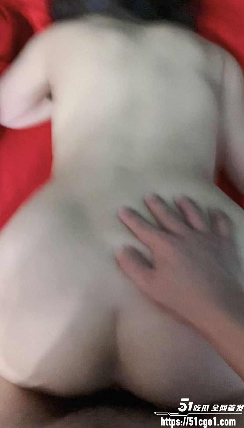 海角乱伦大神偷尝嫂子的禁果 发现嫂子出轨后拍下找嫂子做爱时候的对话！
