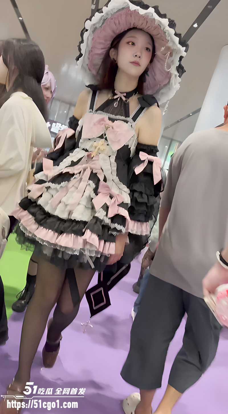 漫展抄底黑丝洛丽塔美女 长腿辣妹美臀诱惑十足 内裤夹逼超级色气