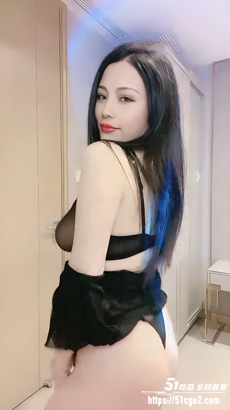 极品模特 斯佳丽 下海黄播 身着黑丝套装极致骚舞 嫩穴震动棒狂震 骚态百出！