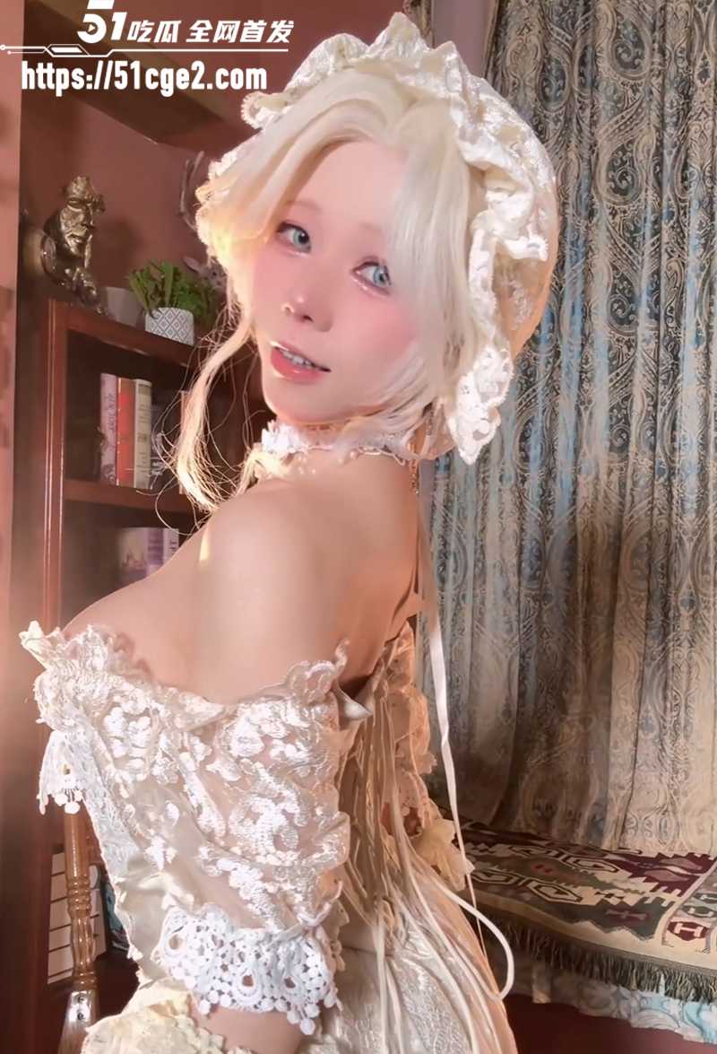 巨乳福利姬 咬一口兔娘 COS贵族大小姐 思春期发骚展示完美胴体