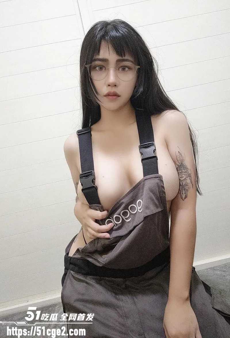 24岁白领尤物 Eva 欲求不满竟3P偷情 叼着肉棒被后入猛操 爽到颤栗！