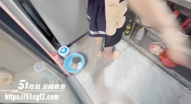 海角乱伦大神睡了我的亲妹妹 妹妹炒菜还插扫把偷偷自慰 被亲哥发现就地正法！