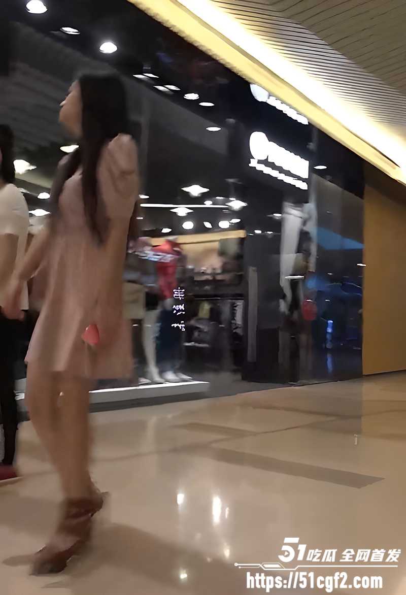 抄底偷拍之无内精选 带娃御姐恩爱情侣全中招 拍正脸录肥穴堪称神作！