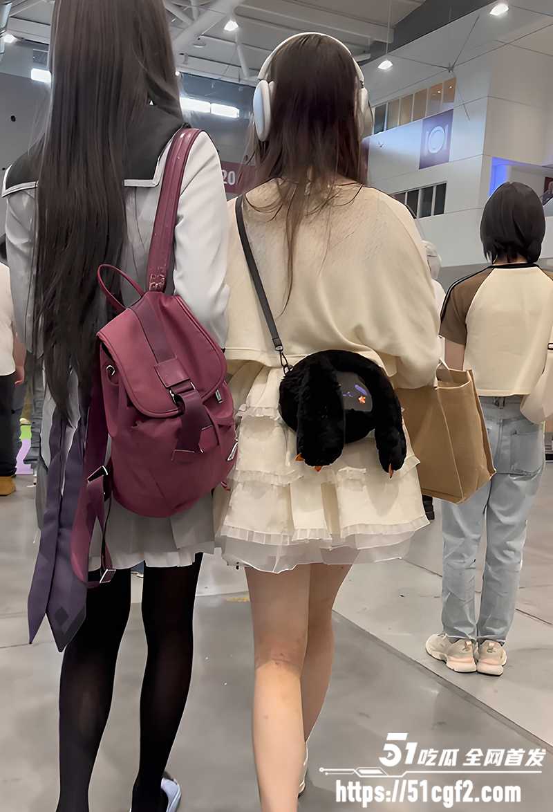 抄底偷拍之无内精选 带娃御姐恩爱情侣全中招 拍正脸录肥穴堪称神作！