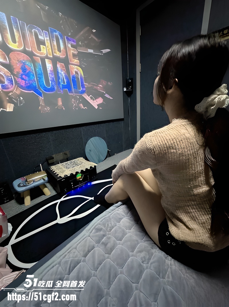 乱伦大神 萝莉小表妹 私人影院对表妹闺蜜下手了 别说还挺配合 操到她直呼救命
