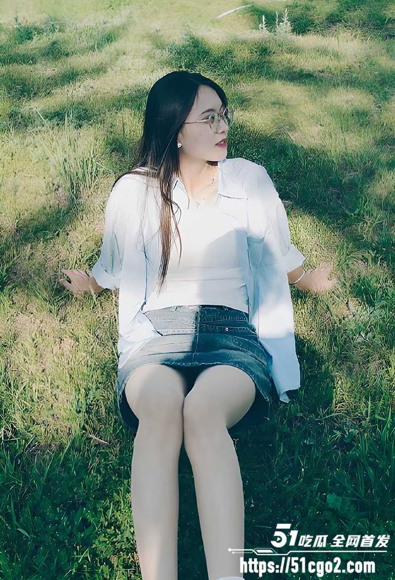 新疆中学女教师 刘海虹 放荡私拍 露脸舔屌激情车震 被双男齐操 骚到没边！