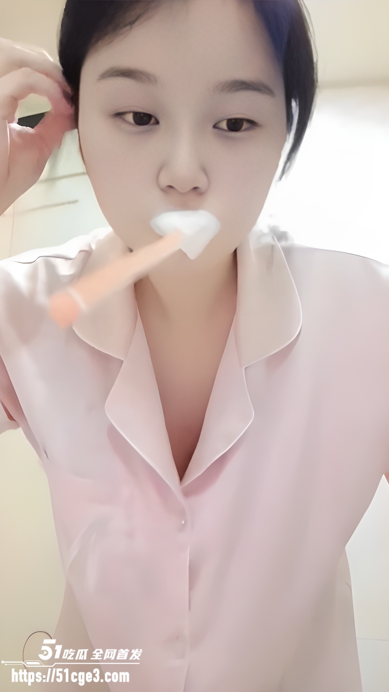 B站 依衣521 私密视频 良家吊钟乳萌妹 揉胸掰穴镜头特写 反差太大！