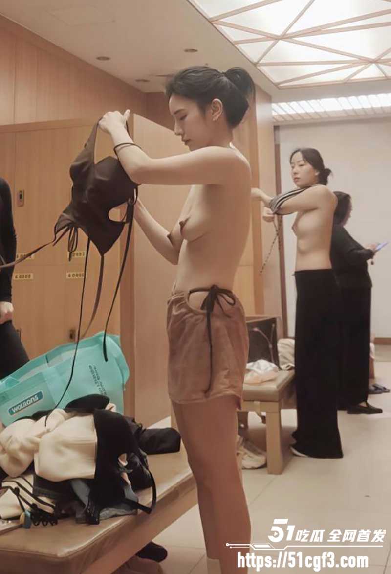 高端温泉换衣偷拍合集 多位高颜御姐少妇 胸美臀翘全裸诱人 换上性感泳装超养眼
